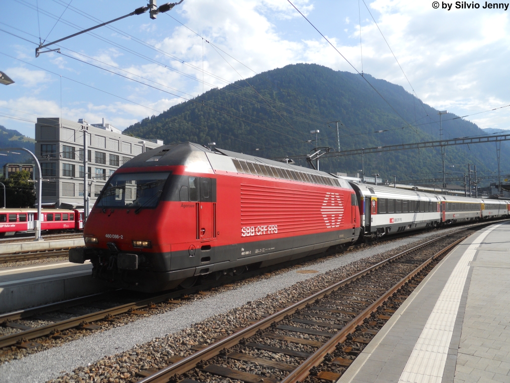 Re 460 086-2 ''gerisee'' am 24.7.2012 in Chur als IR 1786 nach Basel. Per Zufall waren an diesem Zug im 1. Klasse Bereich smtliche Farbvarianten der Apm61 vorhanden.