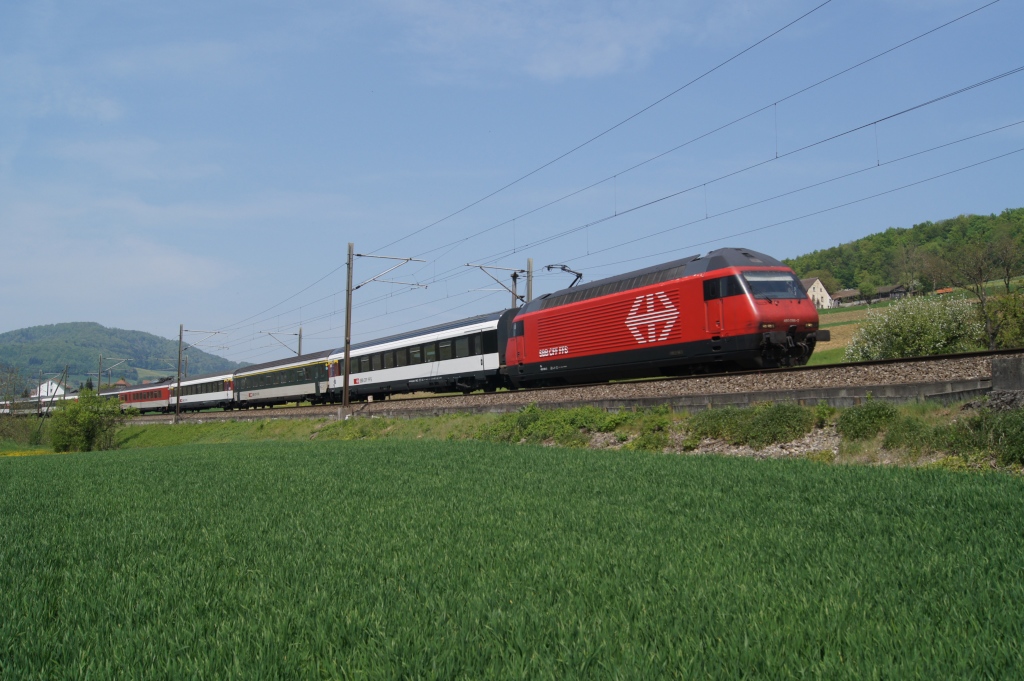 Re 460 086-2 zieht am 23.4.11 den IC 573 von Gelterkinden Richtung Tecknau.