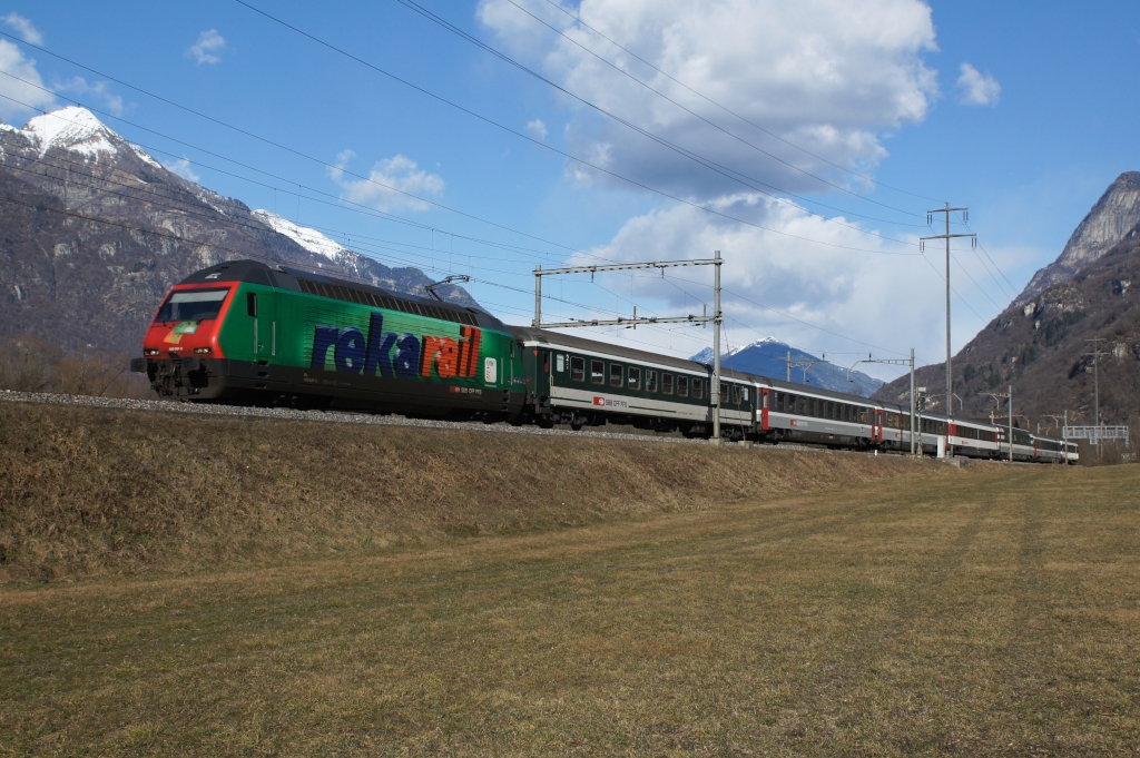 Re 460 087-0 fhrt am 09.02.2013 mit dem IR 2163 von Biasca Richtung Bellinzona, hier bei Claro.