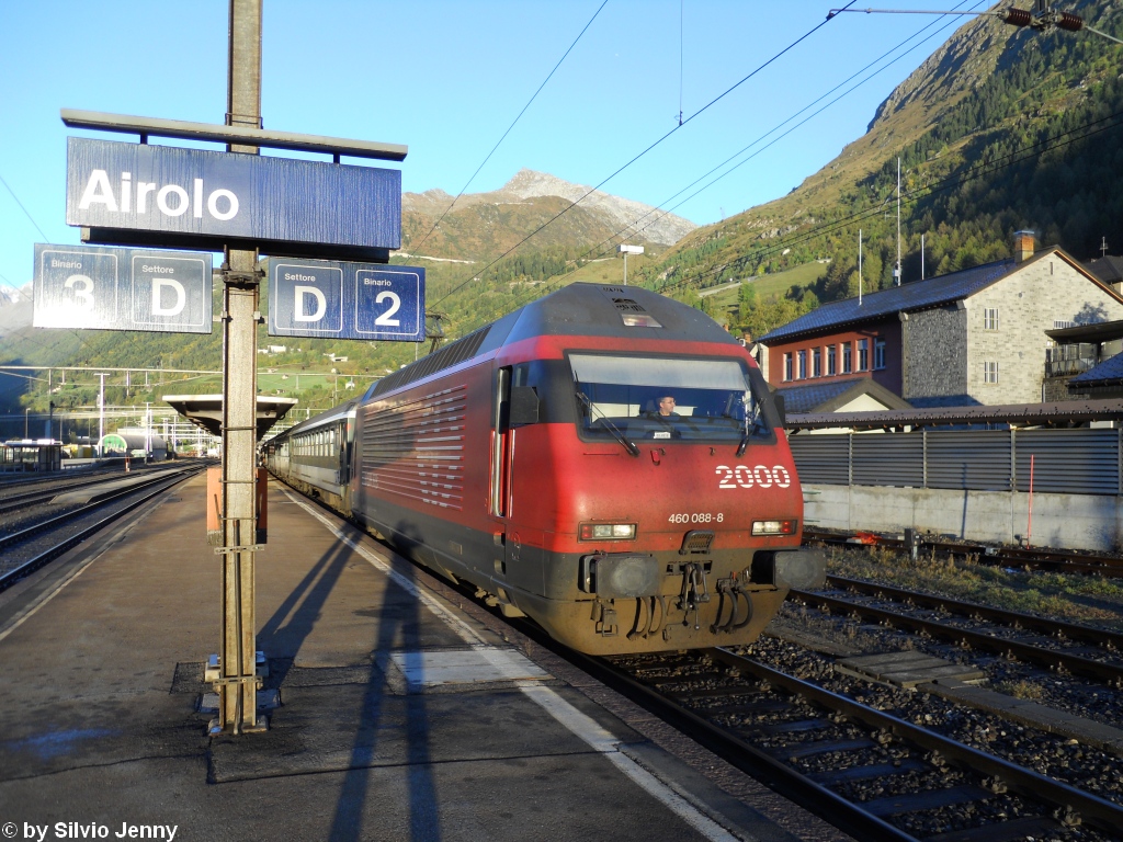 Re 460 088-8 ''Limmat'' am 6.10.10 in Airolo. Whrend im Norden das schne Wetter auf sich warten liess, zeigte sich das Tessin, auch Sonnenstube der Schweiz genannt, bereits in schnster Morgensonne.