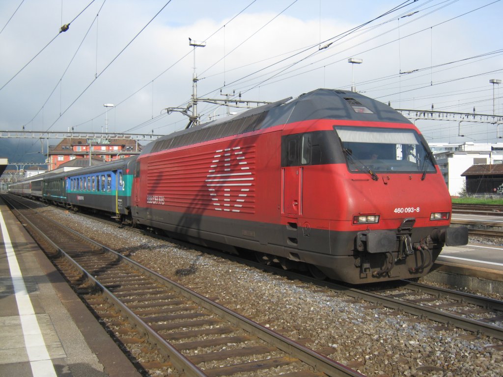 Re 460 093 mit dem IR 2165 in Arth-Goldau. An der Spitze des Zuges sind zwei EWII Verstrkungswagen angehngt, am Schluss des Zuges wurde der Panoramawagen durch einen  normalen  1. Klasswagen ersetzt, 22.09.2011.