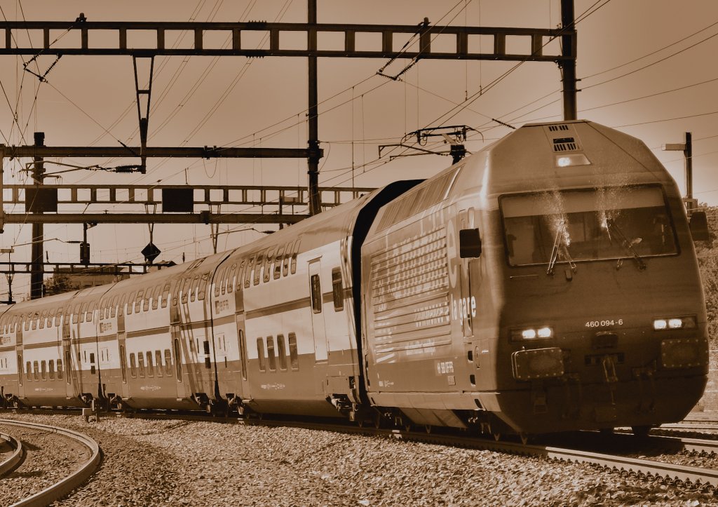 Re 460 094-6  Mobility  bei der Durchfahrt in Bern Wankdorf, Beachten sie das Scheibenputzen der Lok, Aufgenommen am 10.09.2011