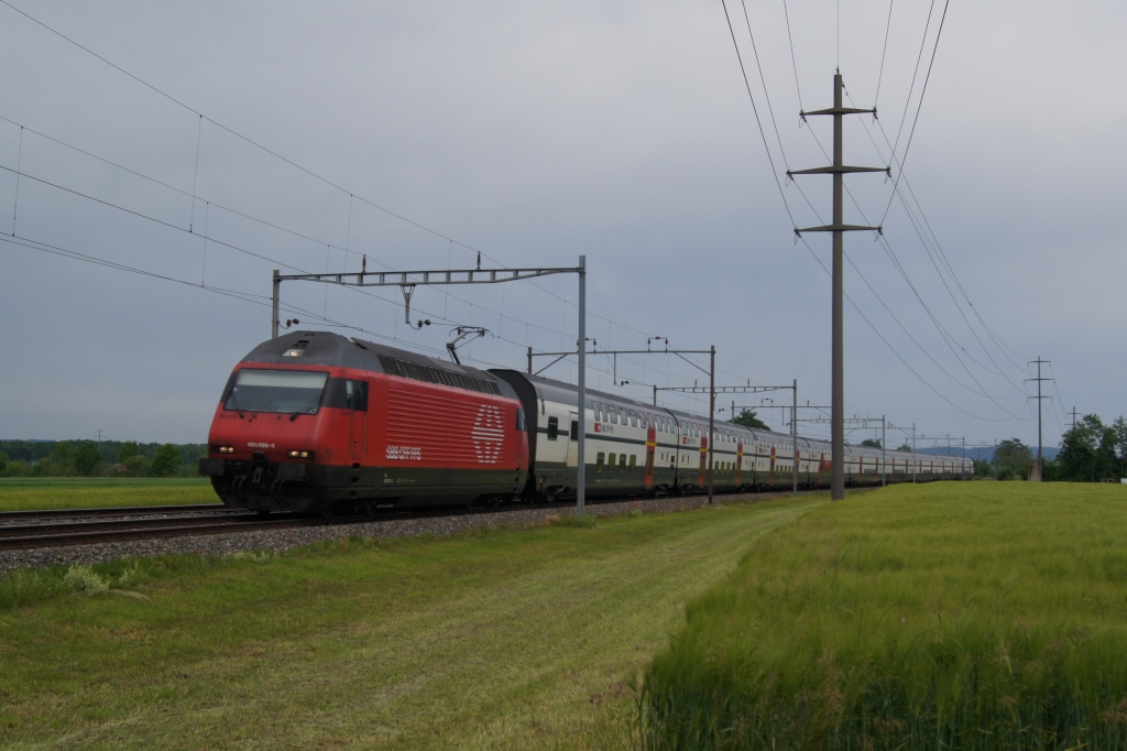 Re 460 095-3 fhrt am 27.5.12 mit dem IC 832 von Httlingen-Mettendorf Richtung Frauenfeld.