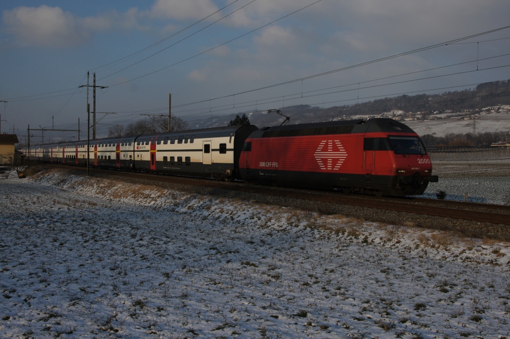 Re 460 096-1 fhrt am frhen und vor Allem kalten Morgen des 3.2.12 mit einem IR nach Luzern von Rolle Richtung Allaman.