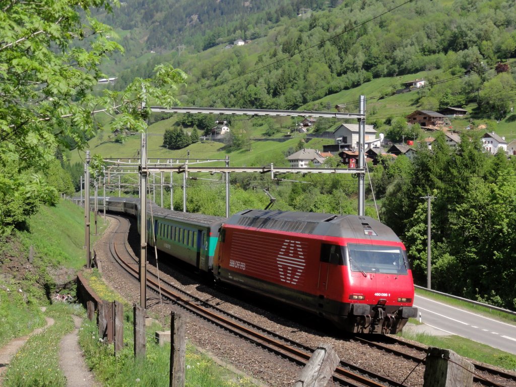 Re 460 096 mit IR nach Locarno bei Varenzo am 24.05.2012