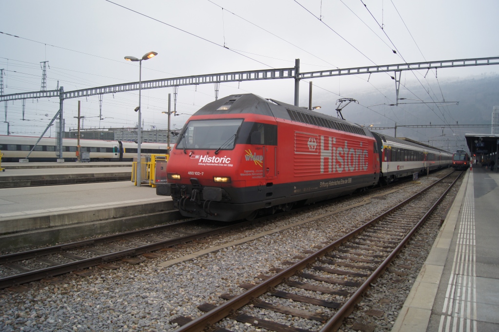 Re 460 102-7 verlsst am 30.1.11 mit dem IR 2121 Biel.