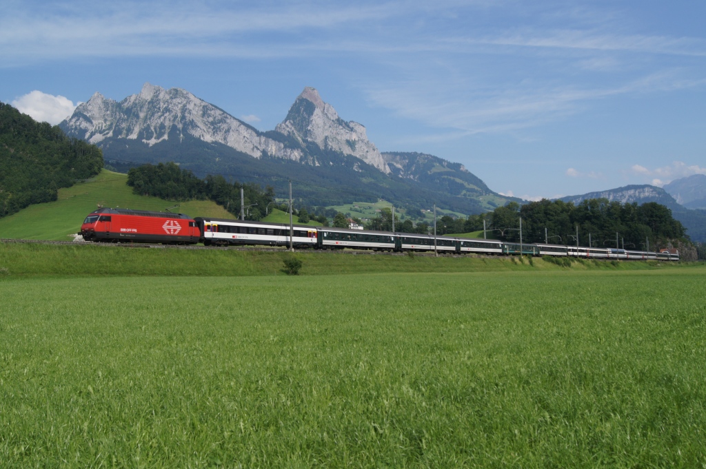 Re 460 104-3 fhrt am 16.7.11 vor herrlicher Kulisse von Schwyz Richtung Steinen.