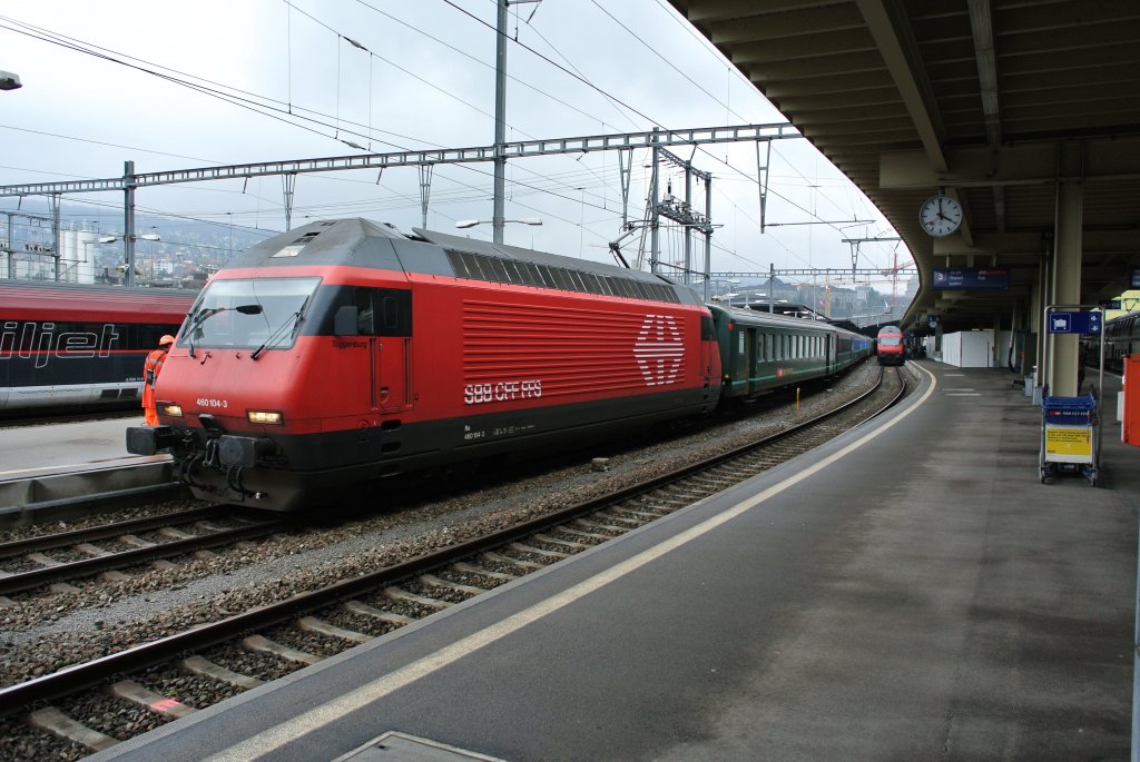 Re 460 104 mit dem um 100% verlngerten IR 2279 in Zrich HB. Der Zug wurde mit 4 B EWII und 2 A EWI verstrkt. Der Grund fr das erhhte Verkehrsaufkommen Richtung Sden ist das verlngerte Osternwochenende, 05.04.2012.