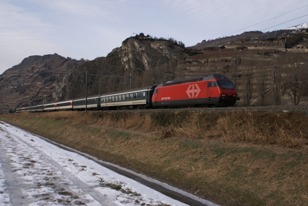 Re 460 105-0 fhrt am 27.12.10 von Sion Richtung St. Lonard.