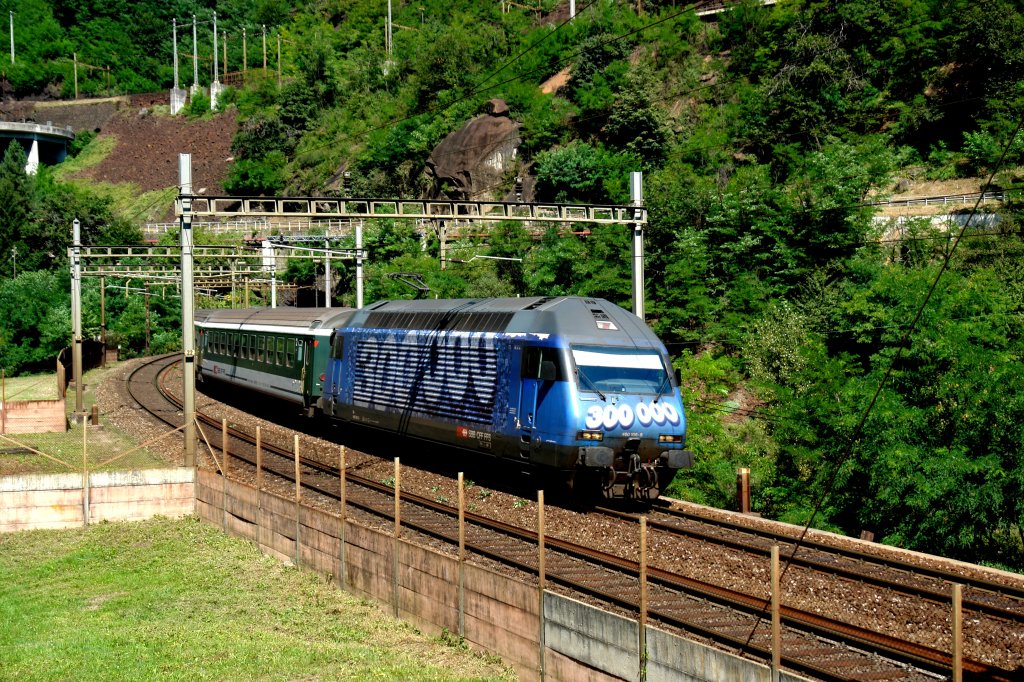 Re 460 106  300 000  zog am 27.08.2008 einen IR nach Locarno und wurde an der Biaschina abgelichtet.