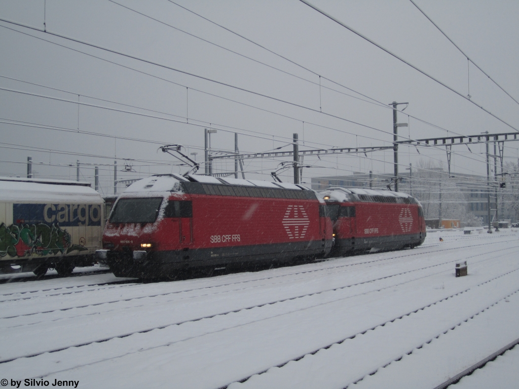 Re 460 106-8 ''Munot'' und eine weitere Re 460 stehen am 12.2.2013 bei dichtem Schneetreiben in Yverdon-les-Bains.