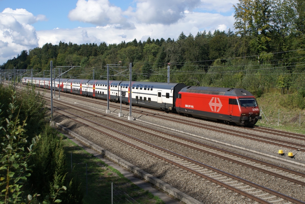 Re 460 111-8 donnerte am 10.9.10 auf der Neubaustrecke Richtung Olten. Das Bild entstand bei Herzogenbuchsee.