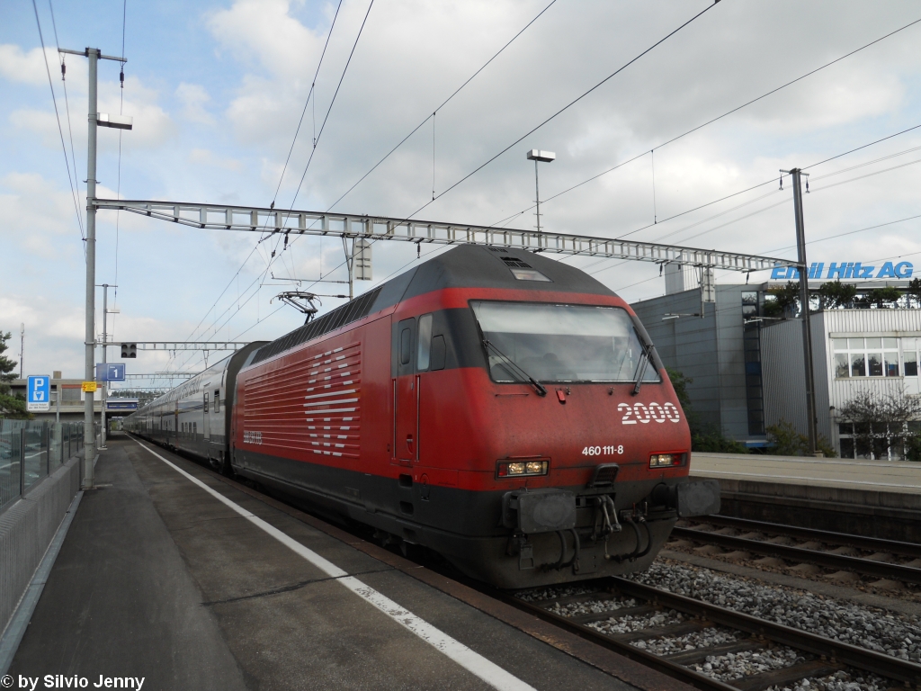 Re 460 111-8 ''Kempt'' am 19.8.2010 in Bassersdorf, wo die IR 23xx Luzern - Zrich Flughafen wenden, da sie im nur 4-Gleisigen Flughafen Bahnhof kein Platz finden.