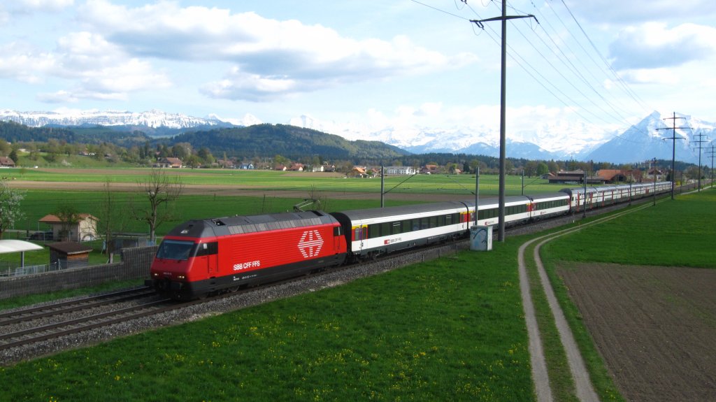 Re 460 111 mit  Jumbo-Jet  bei Kiesen am 13.04.2011
