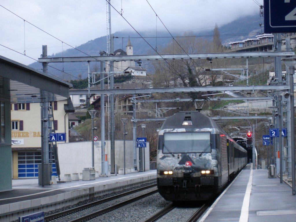 Re 460 118-3  Alptransit  mit einem IC nach Brig bei der durchfahrt im Bhf Leuk-Susten.
Aufgenommen am 01.04.2006 um 17:54