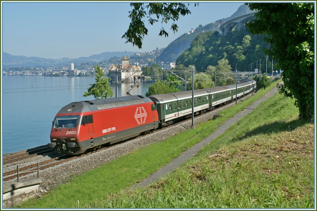 Re 460 IR nach Brig beim Chteau de Chillon am 24. Juni 2010. 
