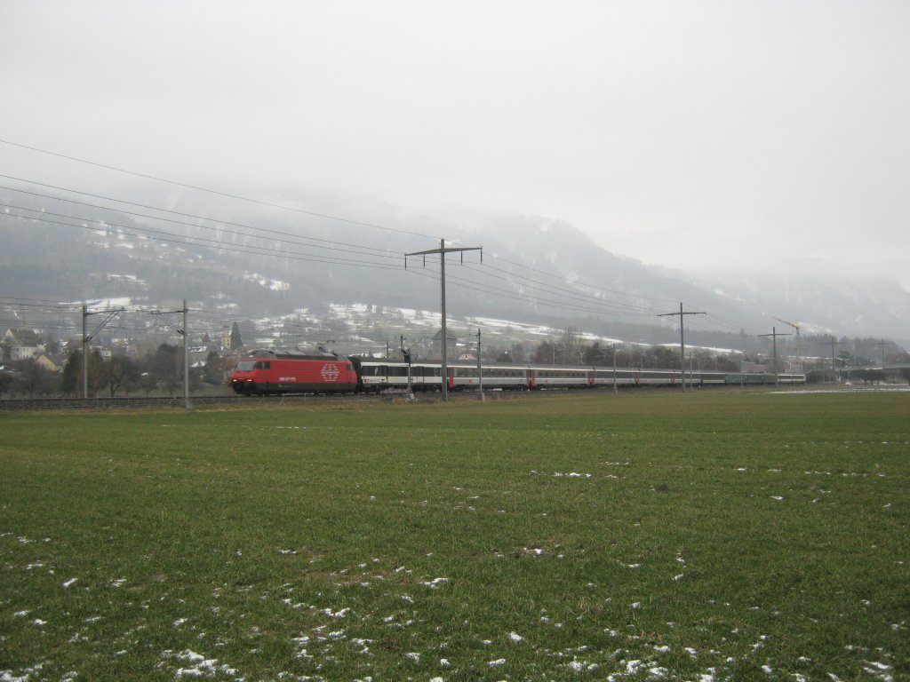 Re 460 mit IR 1760 zwischen Maienfeld und Bad Ragaz. Anstelle der zwei Apm 61 waren 2 Am 61 eingereiht, zustzlich wurde der Zug noch mit drei B EWII verstrkt. Am Zugschluss wurde noch ein zweiteiliges EW IV Modul mit Bt nach Zrich berfhrt, 02.12.2011.