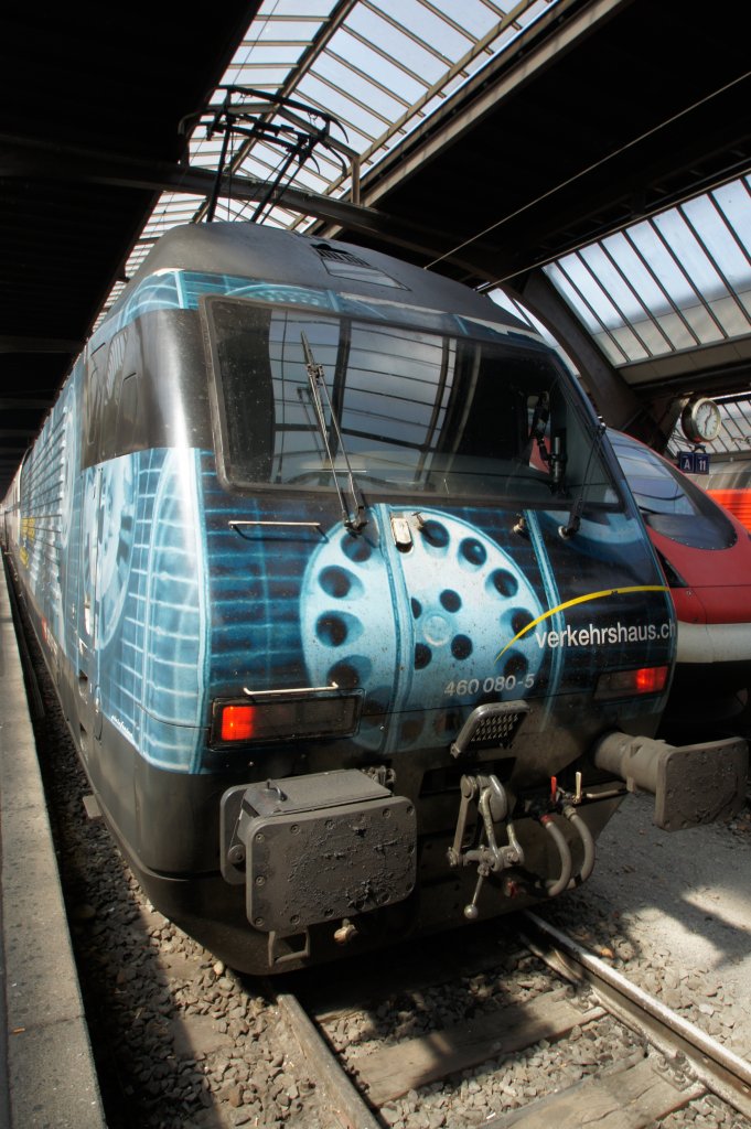 Re 460080-5 Werbelokomotive f�r das Verkehrshaus in Luzern, aufgenommen im HB Z�rich am 13.04.2010