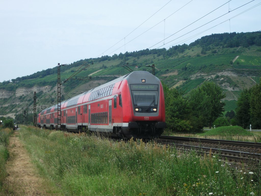 RE 4617/4789 nach Nrnberg ist am 12.Juli 2011 bei Thngersheim unterwegs. Hinten schiebt statt einer 146er, 111 106.