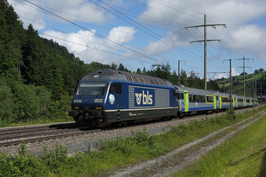 Re 465 002-4 erreicht am 30.06.2013 Mlenen mit dem EXT 30335 nach Brig.