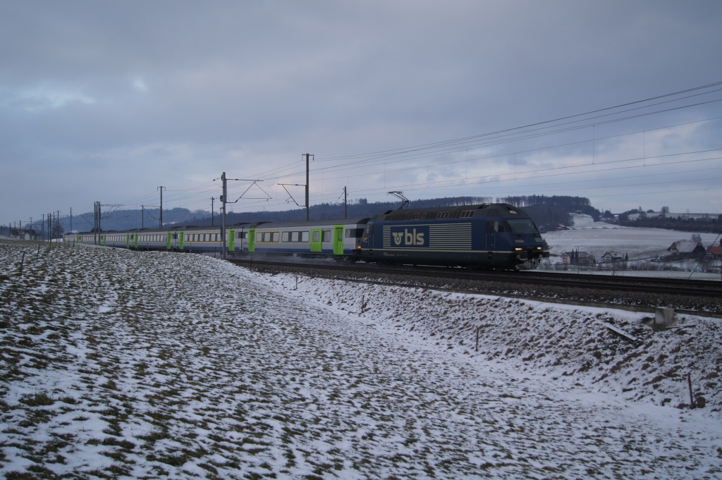 Re 465 003-2 zieht am 22.1.11 den RE 3629 von Riedbach Richtung Bern.