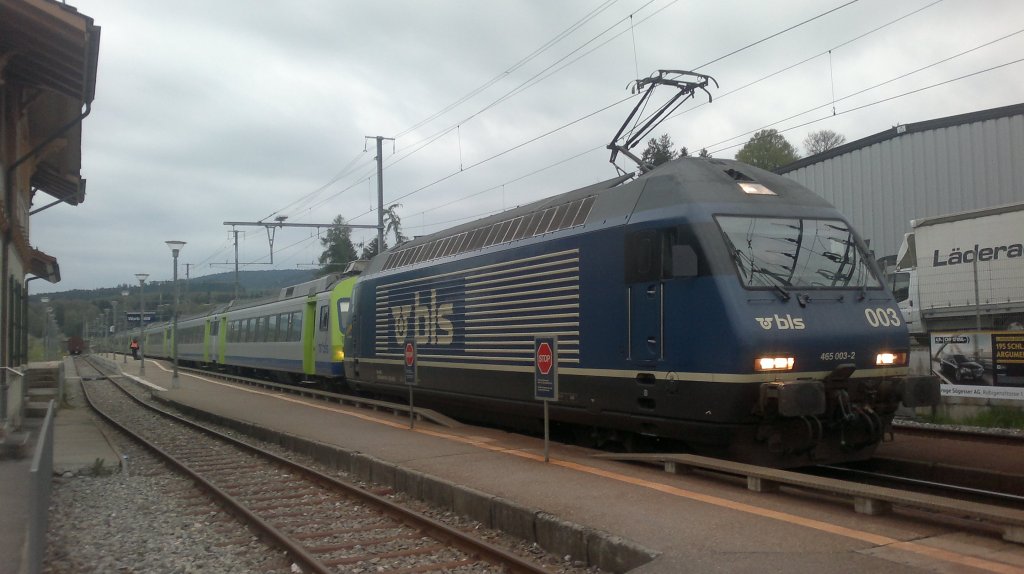 Re 465 003 beim Abschleppen eines stehen gebliebenen RE nach Bern in Worb am 01.05.2012