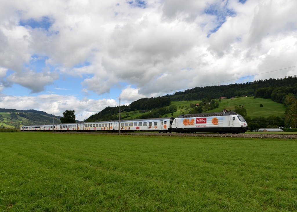 Re 465 004 mit dem Kambly-Zug von Bern nach Luzern am 26.08.2012 unterwegs bei Malters.