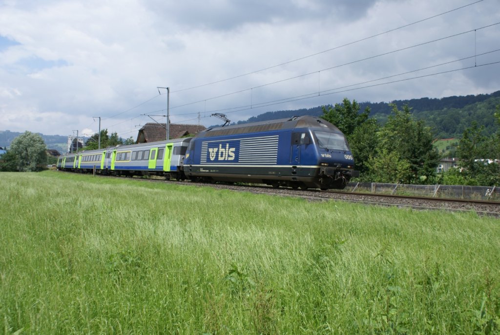 Re 465 005-7 verlsst am 22.6.10 mit einem Regio-Express nach Luzern Malters.