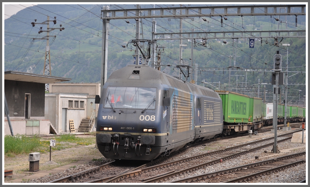 Re 465 008-1 und 465 012-3 ziehen einen Hangartnerzug aus dem Bahnhof Brig Richtung Ltschberg Basistunnel. (27.04.2011)