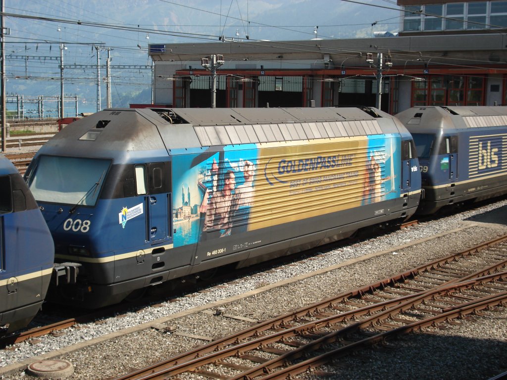 Re 465 008 der BLS mit  GoldenPass -Werbung vor dem Depot in Spiez, am 04.08.2007