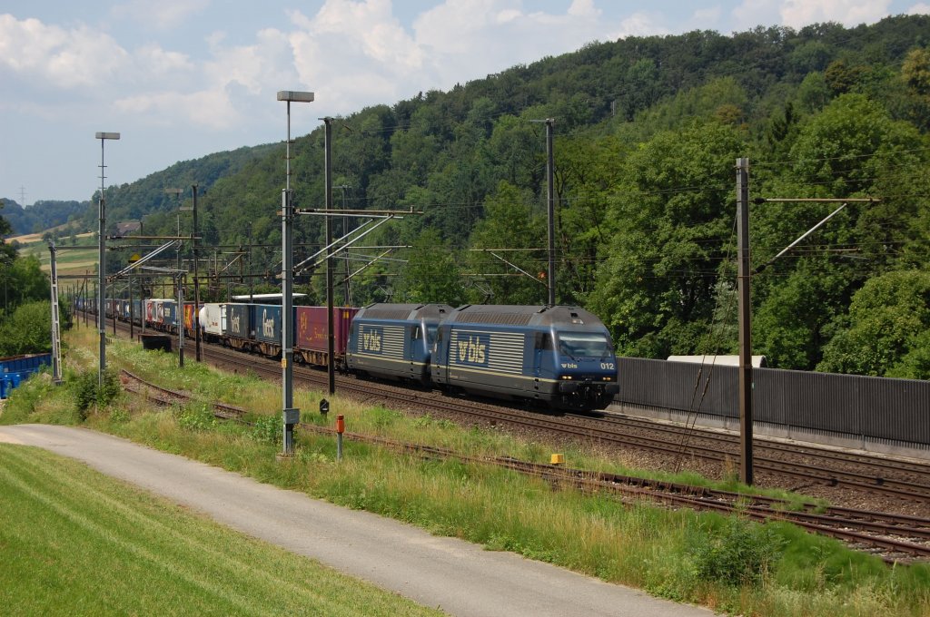 Re 465 012 und eine weitere mit Gterzug am 28.06.2011 bei Tecknau