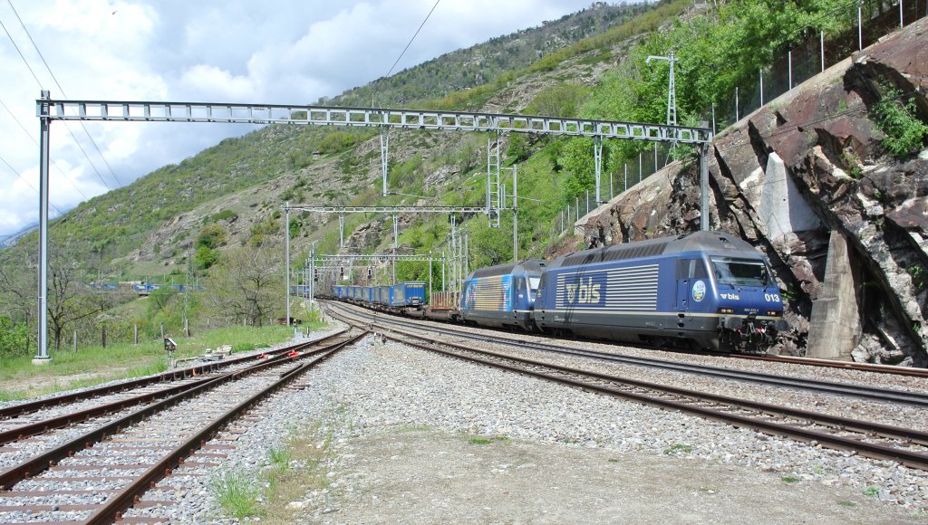 Re 465 013-1 und 465 008-1 mit LKW-Walter Zug bei Durchfahrt in Lalden, 04.05.2013.