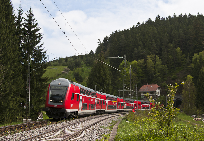 RE 4712 (Konstanz - Karlsruhe Hbf) mit Schublok 146 230-8 am 22. Mai 2010 bei Nubach.