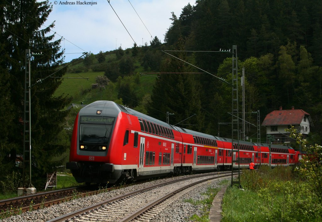 RE 4712 (Konstanz-Karlsruhe Hbf) mit Schublok 146 230-8 am B Nubach 22.5.10