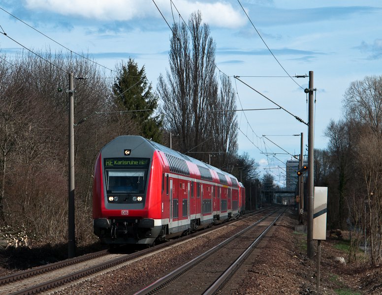 RE 4722 (Konstanz - Karlsruhe Hbf) mit Schublok 146 238-1 am 27. Mrz 2010 in Konstanz-Wollmatingen.