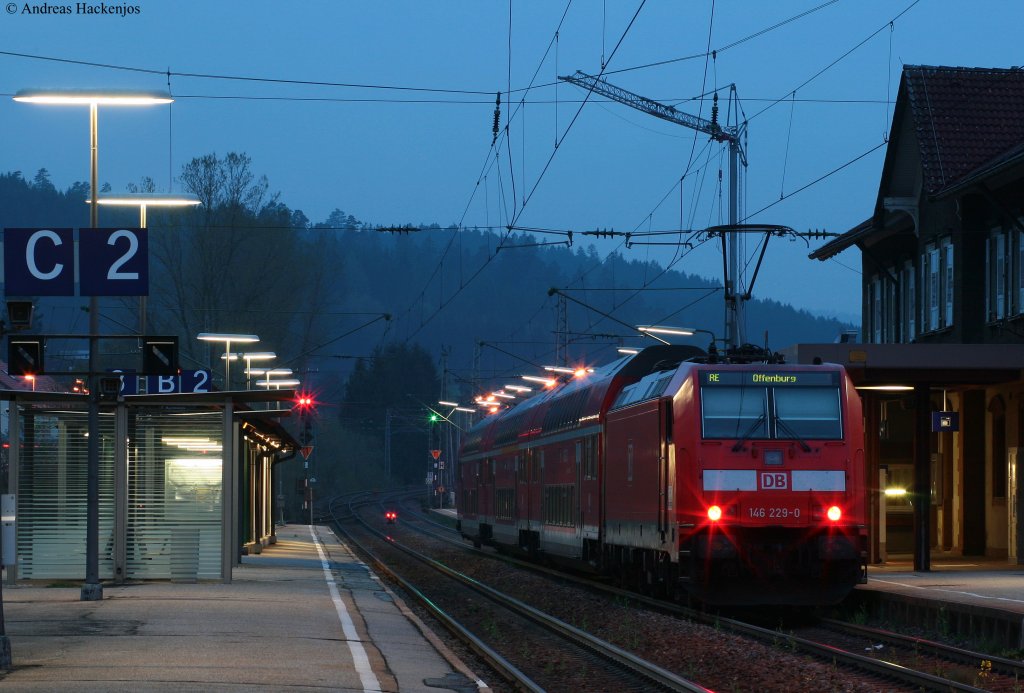 RE 4726 (Konstanz-Offenburg) mit Schublok 146 229-0 beim Halt in St.Georgen(Schwarzw) 7.5.10