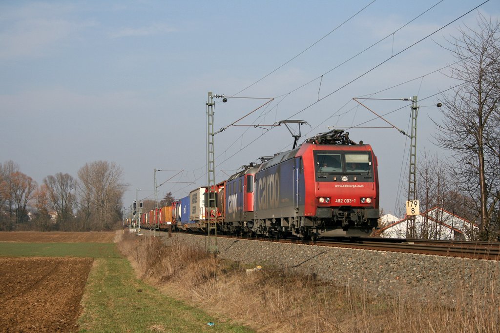 Re 482 003-1 + Re 421 397-1 (kalt) mit DGS 43017 Hamburg-Billwerder Ubf - Gallarate/I unweit von Gro-Karben. 01.03.11