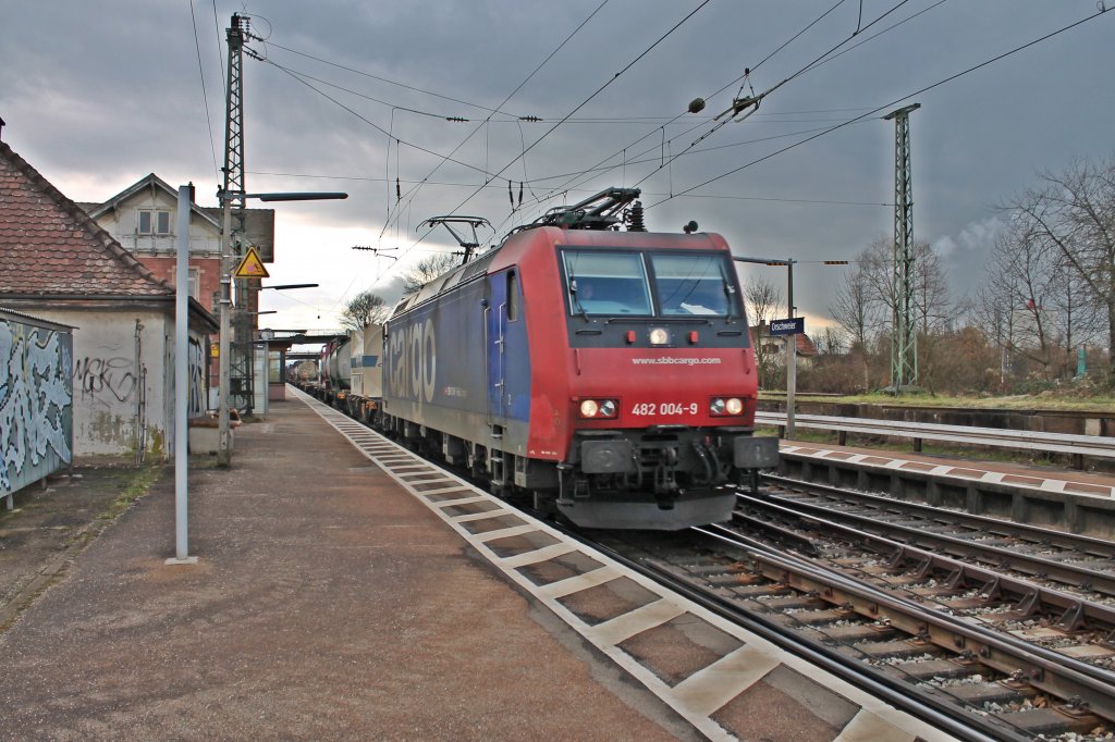 Re 482 004-9 am 10.03.2013 mit einem KLV bei der Durchfahrt in Orschweier.