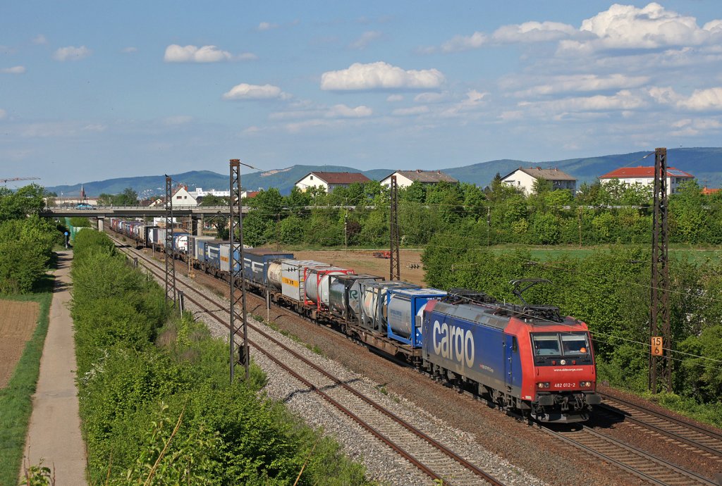 Re 482 012-2 (SBB Cargo) zieht einen gemischten KV-Zug durch Oftersheim Richtung Basel. 04.05.12