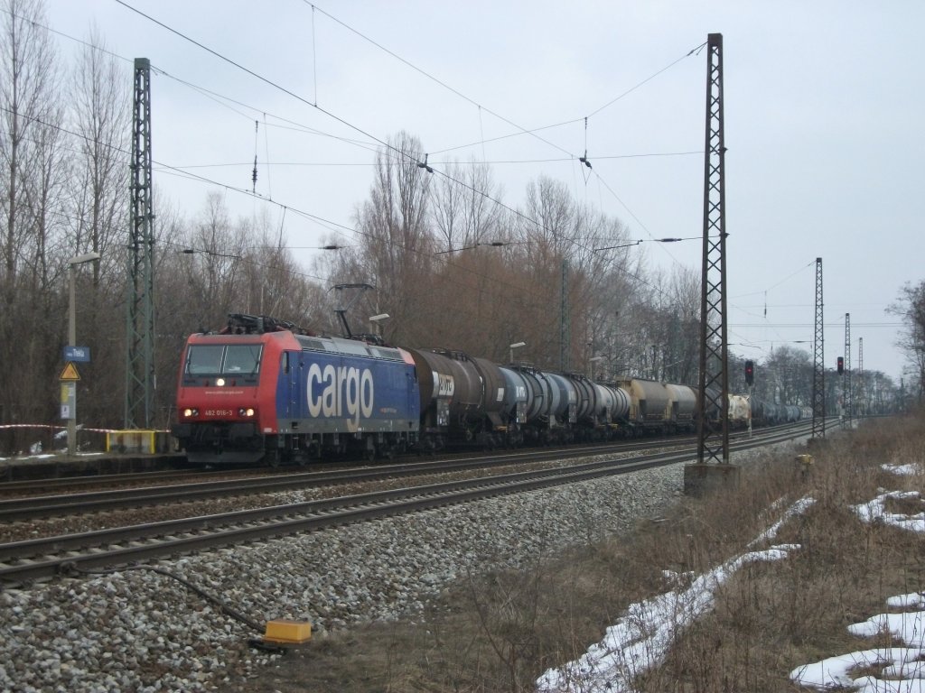 Re 482 016 steht am 03. April 2013 mit einem Kesselzug in Leipzig-Thekla.