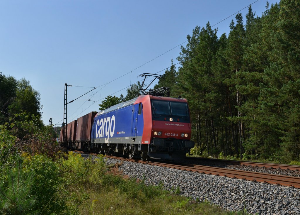 Re 482 018 mit einem Containerzug am 23.08.2012 unterwegs bei Laaber.