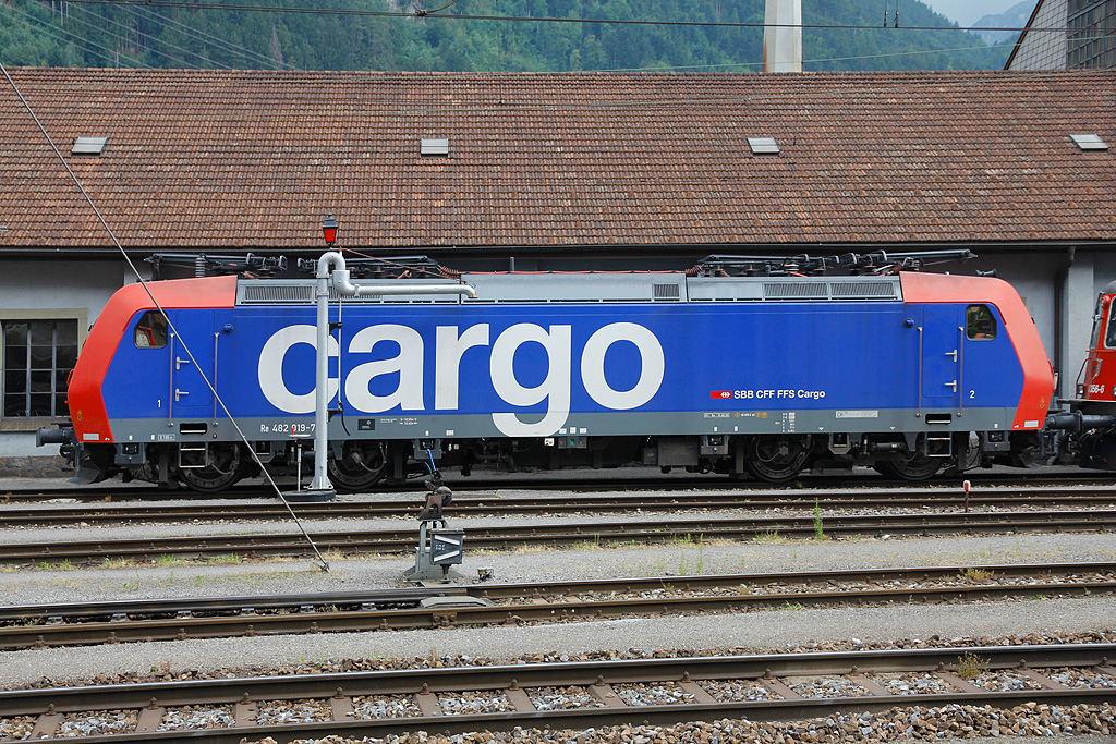 Re 482 019-7 hat ebenfalls Sonntagsruhe und ist im Bahnhof Erstfeld vor dem Depot abgestellt. Aufnahme vom 11. Juli 2010, 16:43.