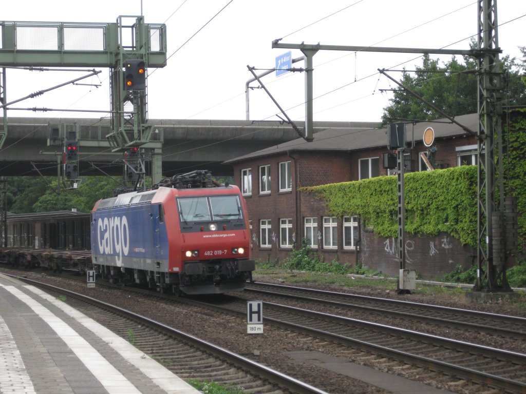 Re 482 019 durchfuhr am 31.7.10 mit einem fast leeren Containerzug Hamburg-Harburg Richtung (Containerverladebahnhof).