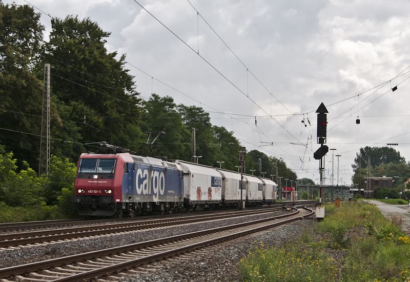 Re 482 021-3 am 17. August 2010 mit einem recht bersichtlichen Gterzug in Langwedel.