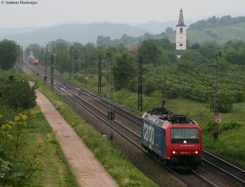 Re 482 021-3 rollt solo gen Sden bei Denzlingen 2.6.10