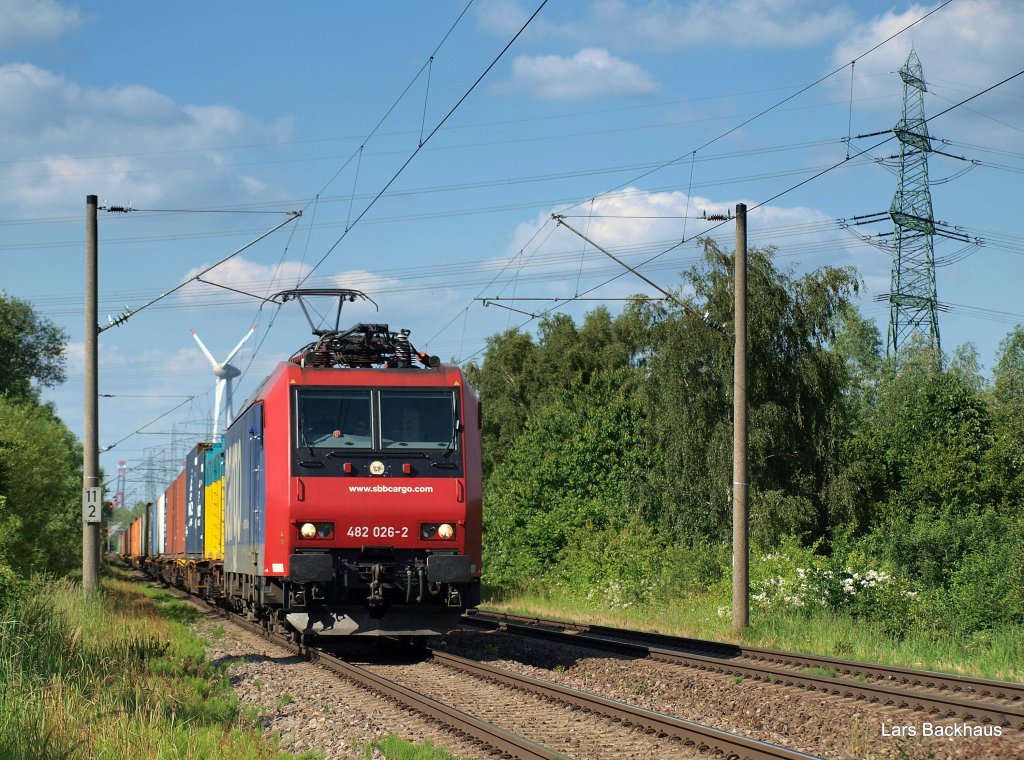 Re 482 026-2 der SBB Cargo rollt am 23.06.10 mit einem Containerzug durch Hamburg-Moorburg Richtung Sden.