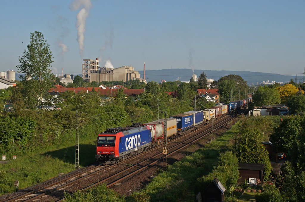 Re 482 026-2 (SBB Cargo) mit einem gemischten KV-Zug vor dem Dyckerhoff-Zementwerk bei Wiesbaden-Ost. 17.05.12