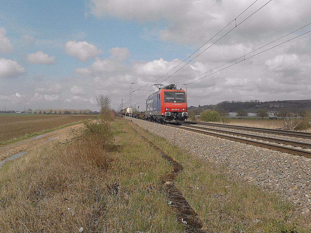 Re 482 027-0 am 04.04.2012 mit einem KLV bei Hgelheim gen Sden.