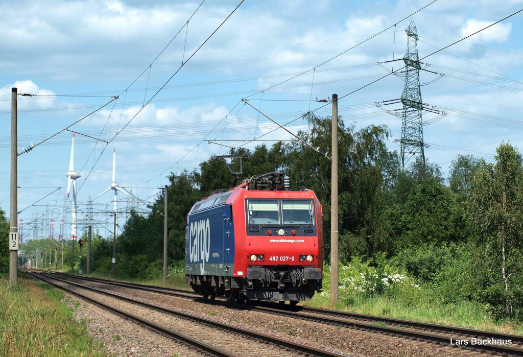 Re 482 027-0 schleicht als Tfzf aus dem Rbf Alte-Sderelbe durch Hamburg-Moorburg Richtung Sden. Aufgenommen am 23.06.10.