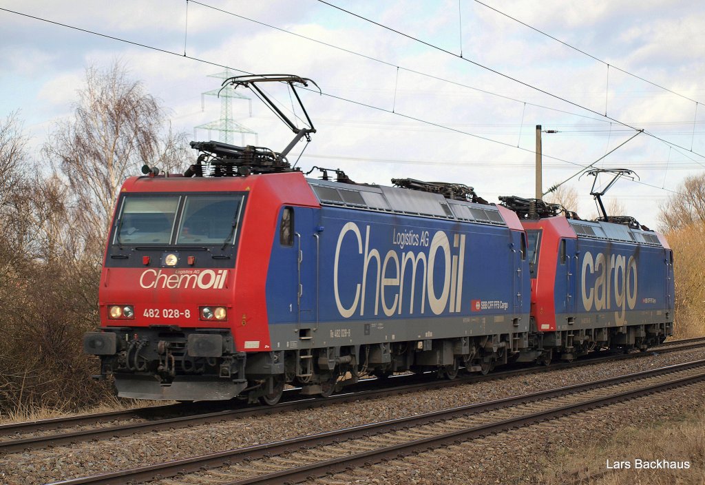 Re 482 028-8  Chemoil  und Re 482 014-8 fahren am 27.02.10 als Lokzug von Hamburg-Waltershof Richtung Hamburg-Harburg durch Hamburg-Moorburg.